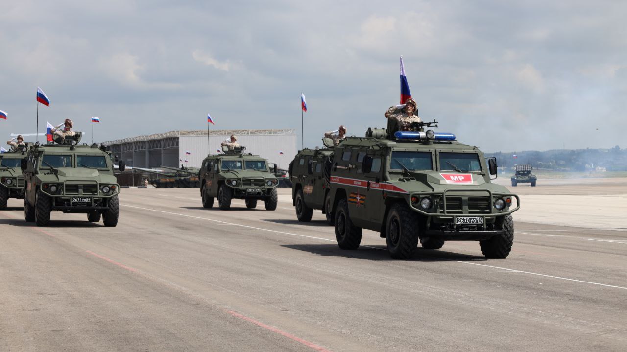 Кадры с парада по случаю Дня Победы на авиабазе Хмеймим. Фото © t.me / Минобороны России