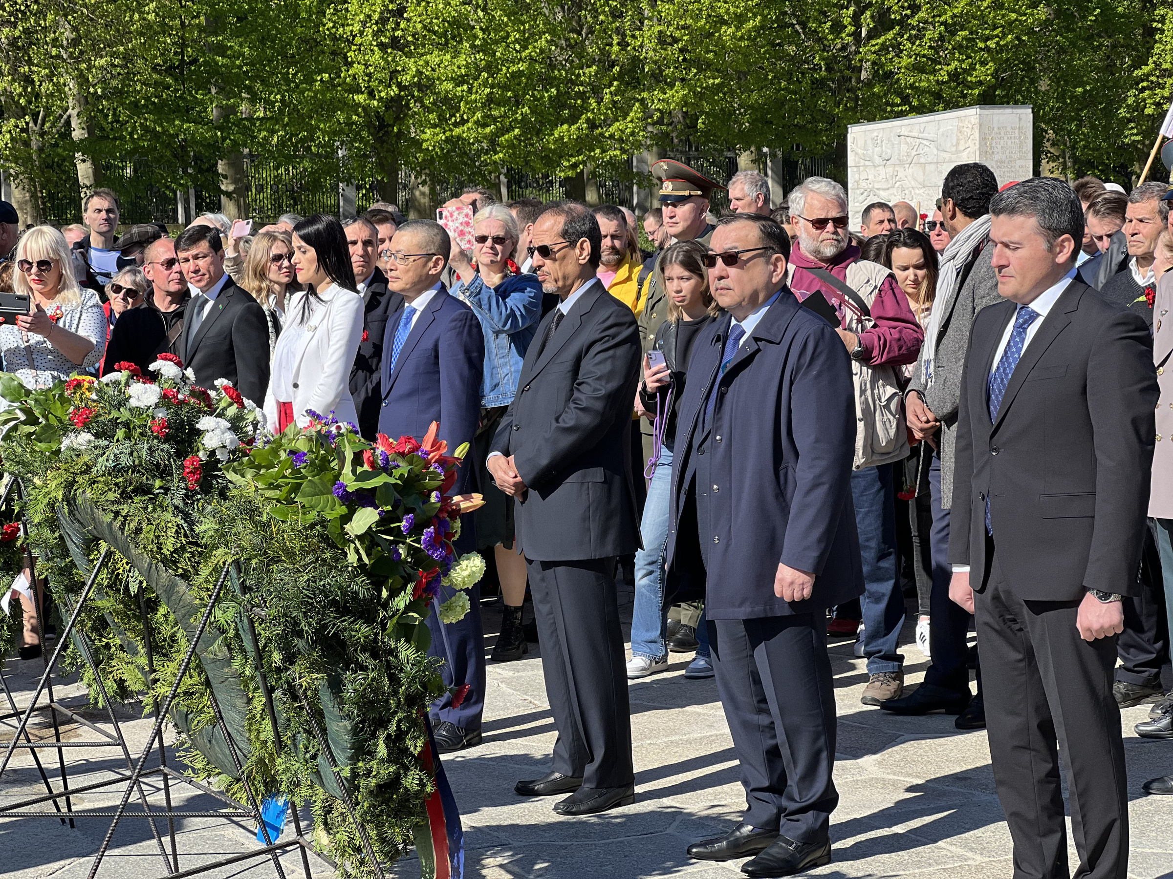 Сотни людей почтили память воинов-освободителей в Берлине. Фото © Twitter / RusBotschaft