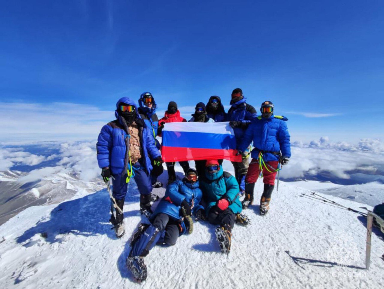 Флаг России подняли на Эльбрус. Фото © Telegram / МЧС КБР