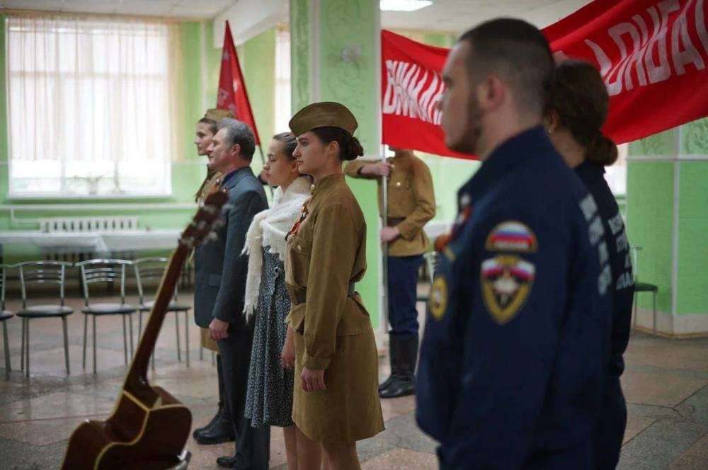 Участники акции Внимание, говорит Донбасс поздравили ветеранов с 9 Мая