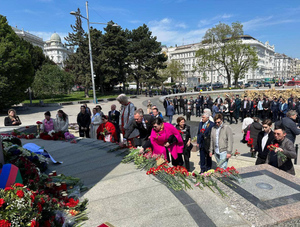 Возложение цветов к памятнику советскому Воину-Освободителю в Вене. Фото © Telegram / Посольство России в Австрии
