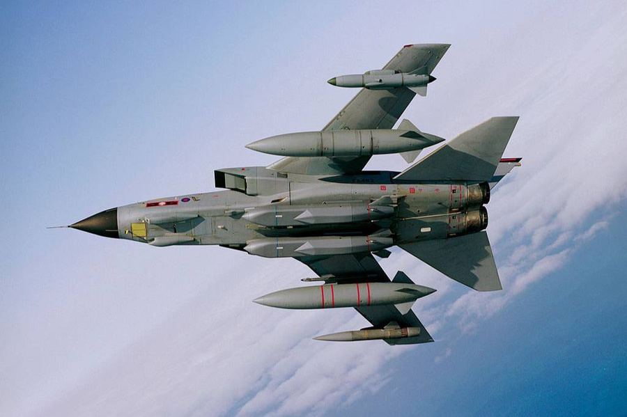 Tornado GR4 RAF несёт под фюзеляжем две ракеты Storm Shadow. Обложка © Wikipedia