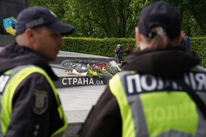 Жители Киева несут цветы к Вечному огню. Фото © "Страна.ua"