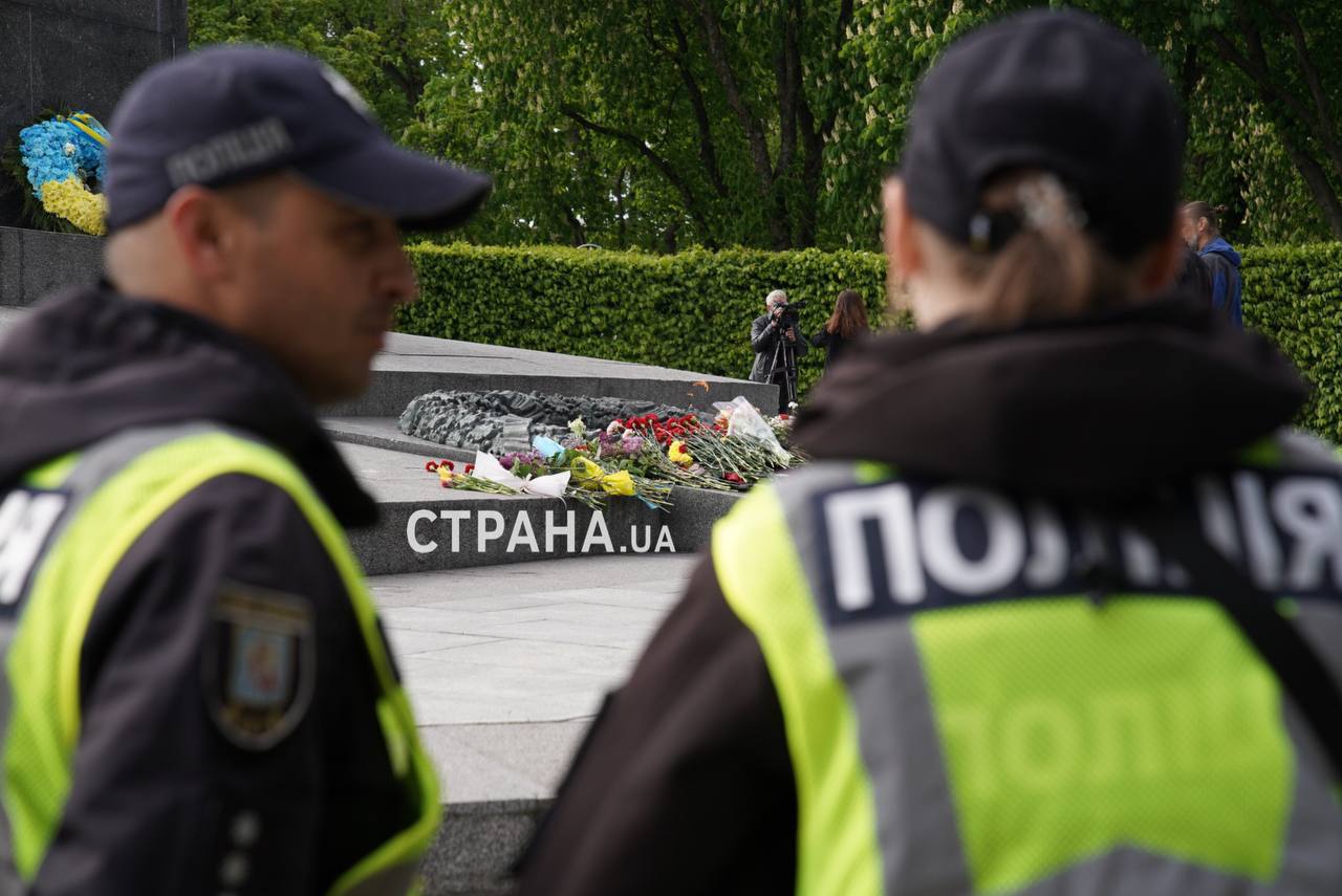 Жители Киева несут цветы к Вечному огню. Фото © "Страна.ua"