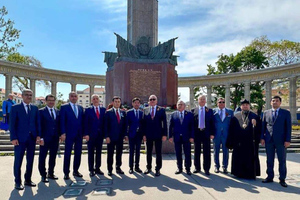 Послы России и стран СНГ возложили цветы к памятнику Воину-Освободителю в Вене