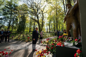 Жители Риги возложили цветы к Могиле Неизвестного Солдата