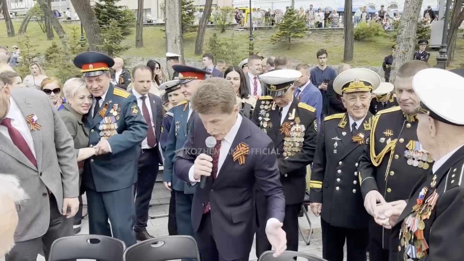 Губернатор Приморья Кожемяко поздравил ветеранов с Днём Победы
