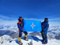 Флаг МЧС на вершине Эльбруса. Фото © Telegram / МЧС КБР