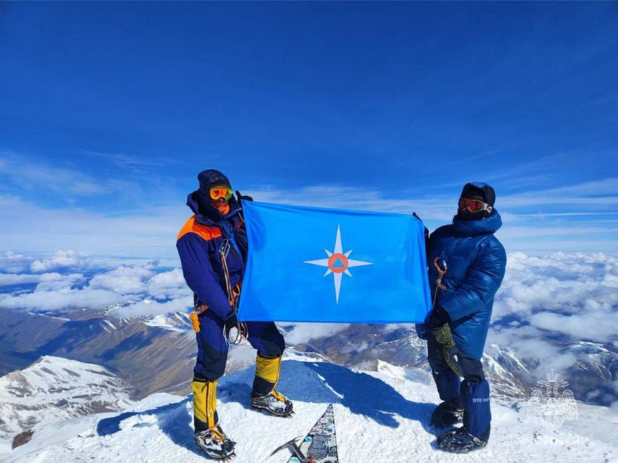 Флаг МЧС на вершине Эльбруса. Фото © Telegram / МЧС КБР