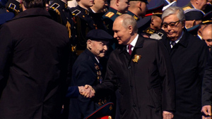 Путин прибыл на Парад Победы и пожал руки ветеранам ВОВ