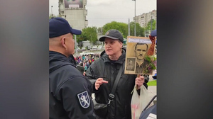 "Вы что творите?!": Молдаване поспорили с полицией из-за штрафов за георгиевские ленты в День Победы