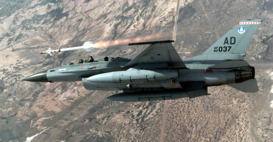Истребитель F-16 запускает ракету AIM-9. Фото © Getty Images / USAF 