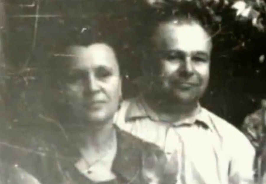 Мать генерала Галкина, Наталья Егоровна, и отчим, Андрей Поплавский. Кадр из видео  © YouTube / Кирилл Маркин