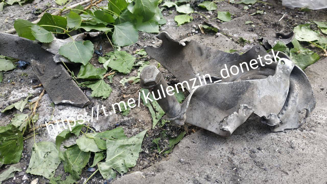 В Донецке украинский снаряд упал на детскую площадку