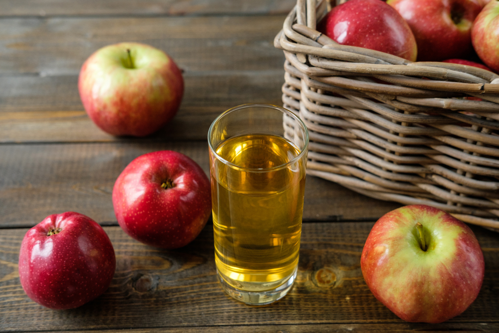 Нужно соблюдать меру: Врач рассказала, как правильно пить свежевыжатый яблочный сок