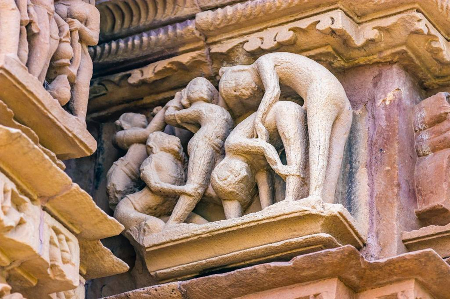 Скульптуры, изображающие людей, занимающихся сексом, на стенах древних храмов в Кхаджурахо. Группа памятников представляет собой группу индуистских храмов. Фото © Shutterstock