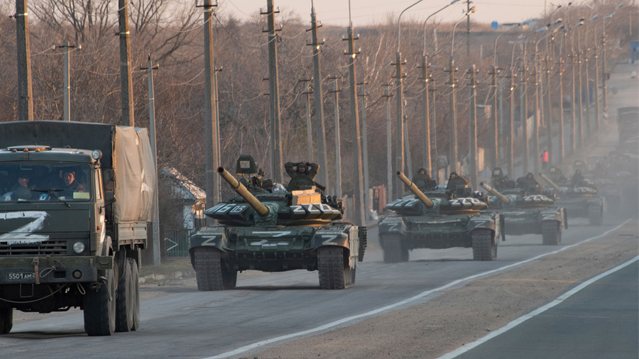 Колонна танков, отмеченных символом Z. Обложка © Getty Images / Maximilian Clarke / SOPA Images 