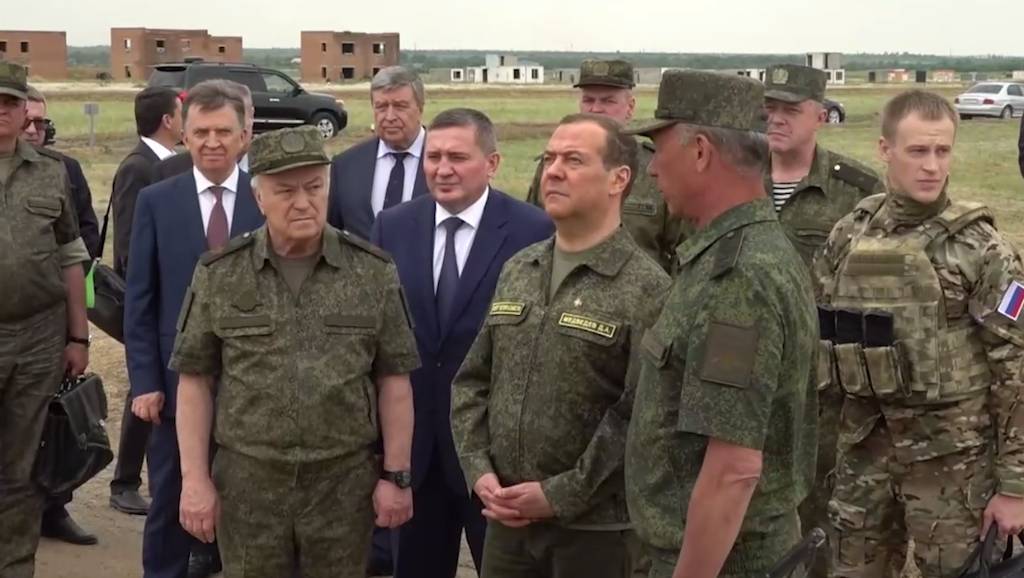 Медведев счёл фантастическим достигнутый уровень производства вооружений в России