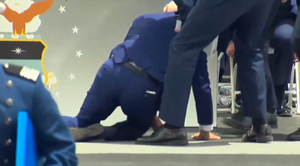 Байден рухнул на сцене под крики толпы