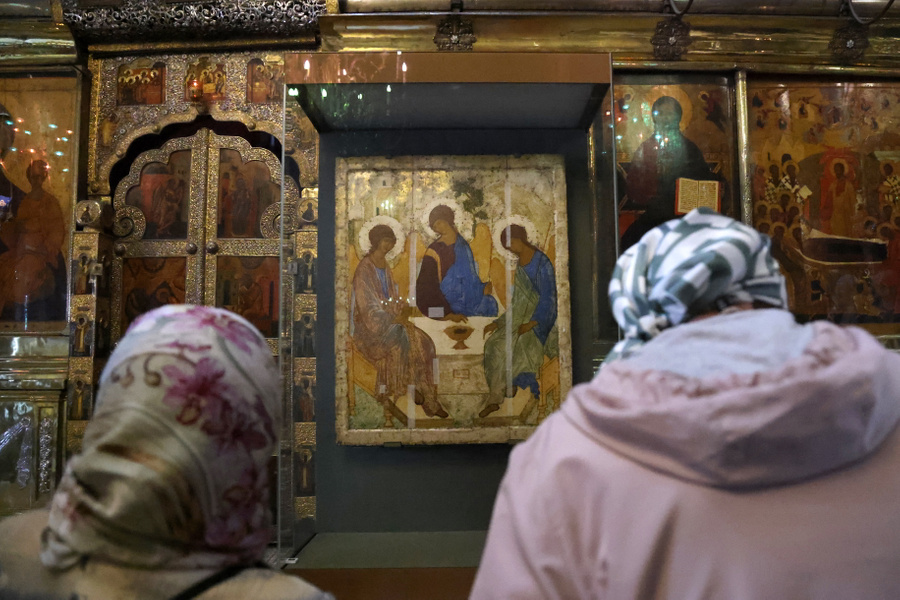 Верующие у иконы Андрея Рублёва "Троица". Обложка © ТАСС / Артём Геодакян