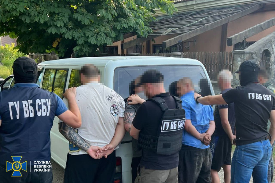 <p>Задержанные в подозрении организации незаконного выезда уклонистов с Украины. Обложка © Служба безопасности Украины</p>