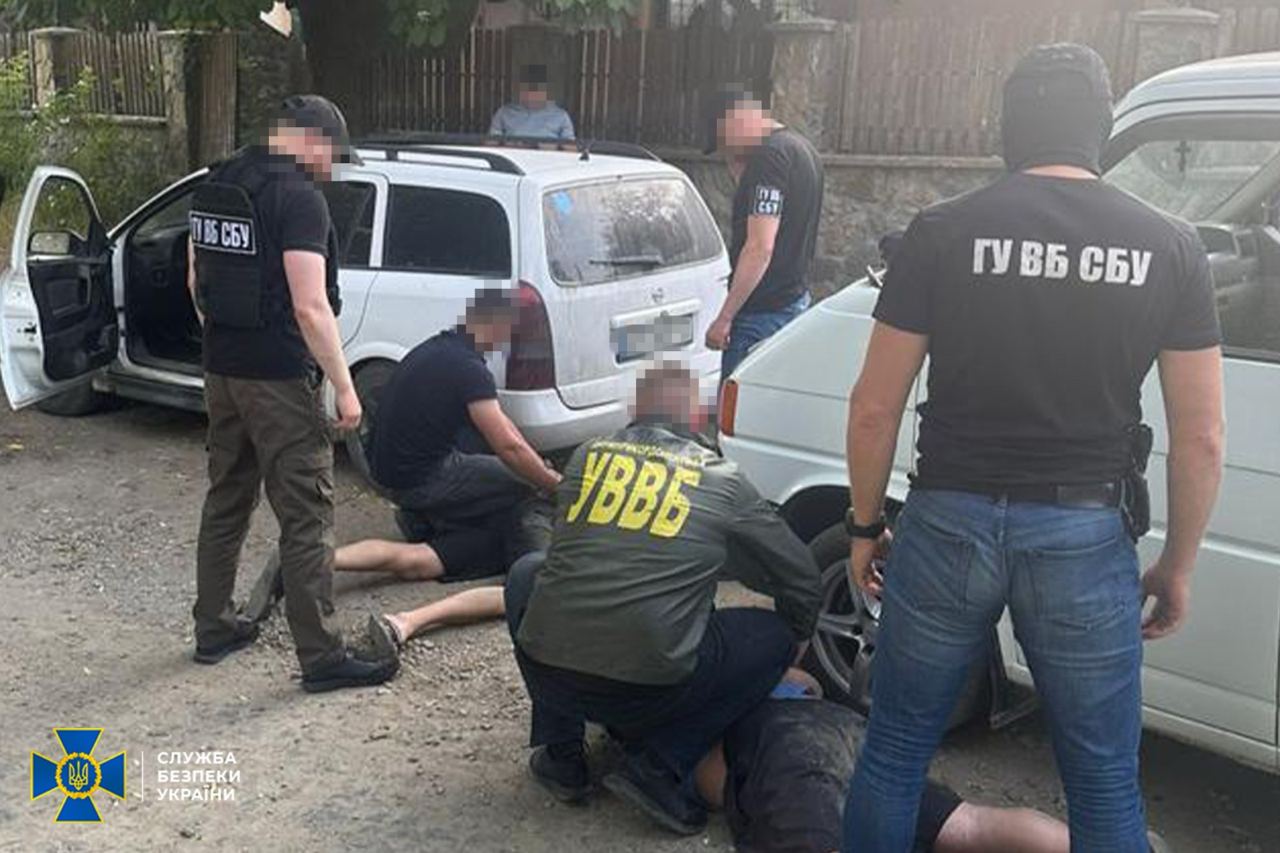 Задержанные в подозрении организации незаконного выезда уклонистов с Украины. Фото © Служба безопасности Украины