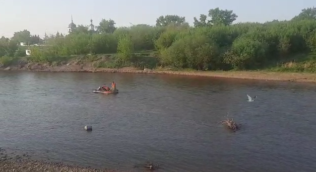 В Иркутске у реки пропала годовалая девочка, пока родители пили и веселились на берегу