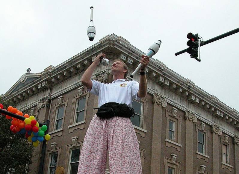 17 июня отмечается Всемирный день жонглирования. Фото © Wikipedia / Dennis Brown