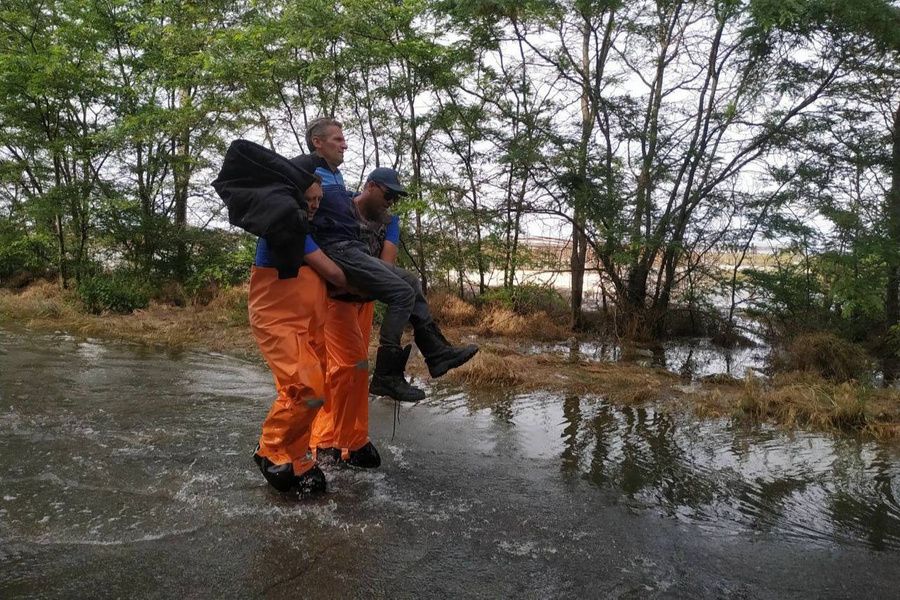 Эвакуация жителя Херсонской области из зоны затопления. Обложка © Telegram / Андрей Алексеенко