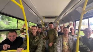 Опубликовано видео возвращения 94 военных из плена