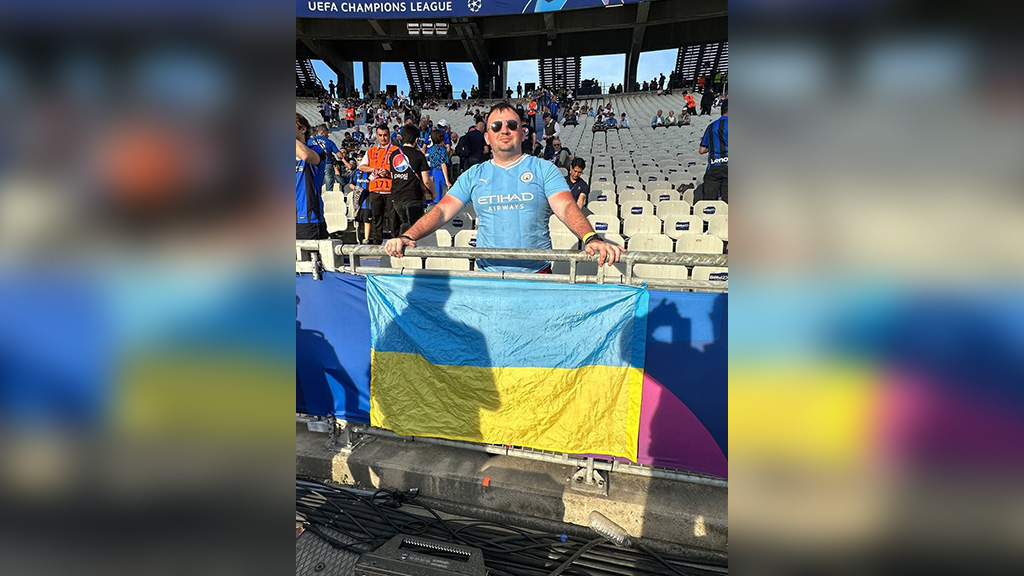 Болельщик, притащивший украинский флаг на финал Лиги чемпионов. Фото © Telegram / Бомбардир