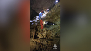 Спасение девушки, упавшей с шестиметровой высоты в Киндерлинской пещере. Фото © Telegram / МЧС Башкортостан