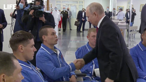 Опубликовано видео со встречи Путина с участниками СВО в госпитале Вишневского 