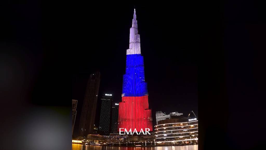 "Бурдж-Халифа" в Дубае в честь Дня России окрасили в цвета флага РФ