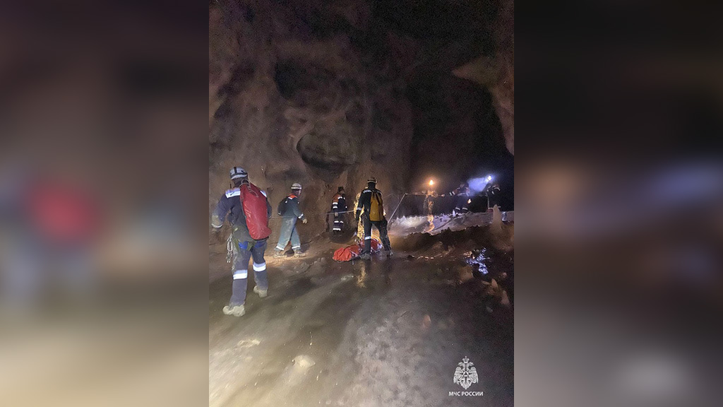 Спасение девушки, упавшей с шестиметровой высоты в Киндерлинской пещере. Фото © Telegram / МЧС Башкортостан