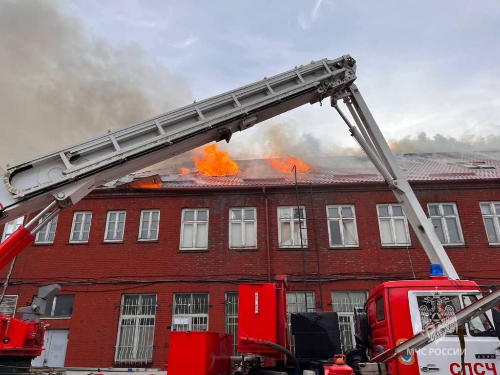 В Калининграде загорелся офис на территории бывшего завода 