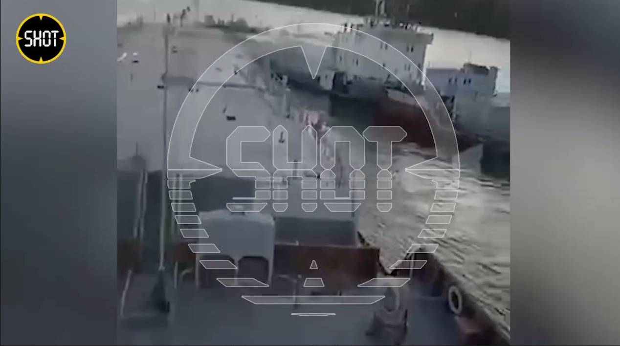 Момент столкновения двух танкеров на реке Лене попал на видео
