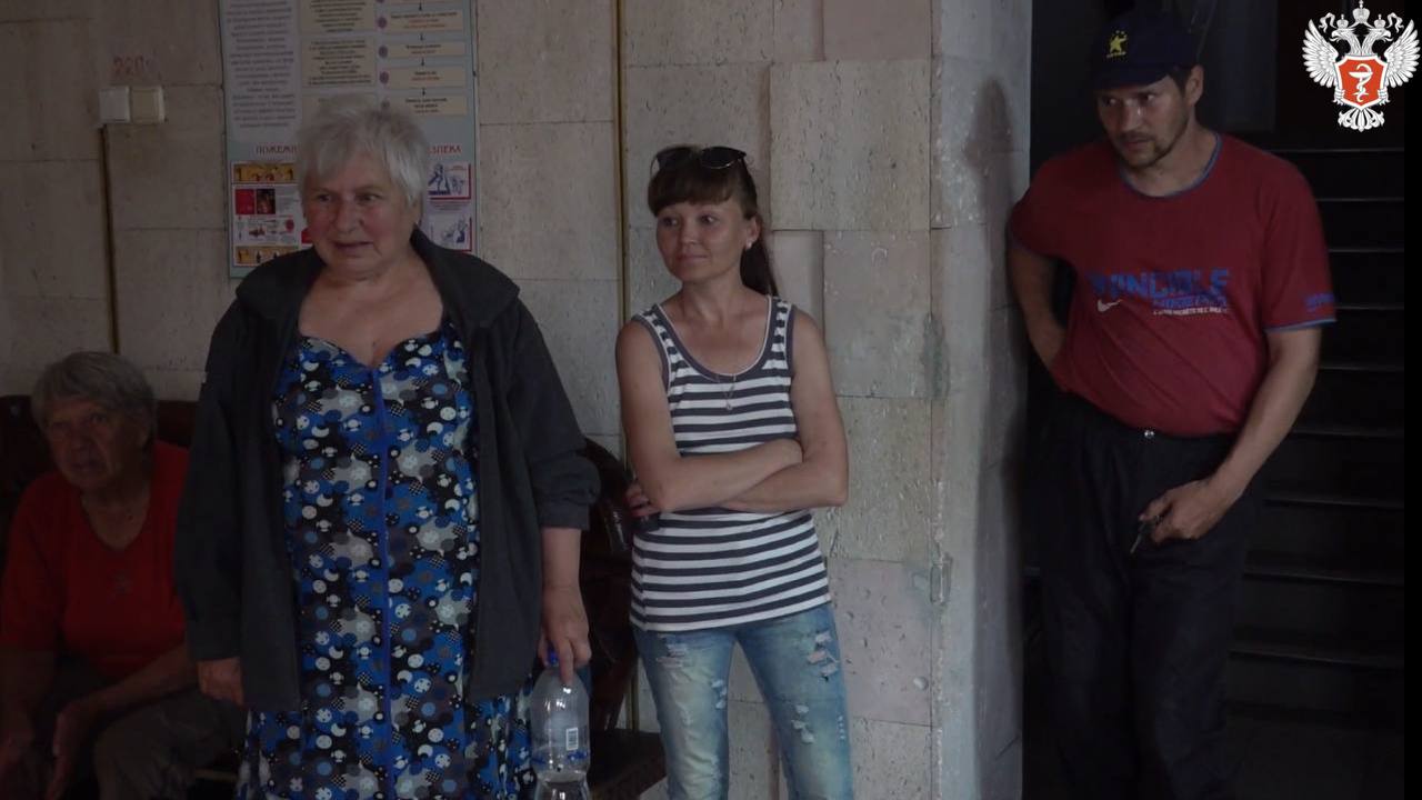 Жители Херсонской области, оказавшиеся в ПВР из-за разрушения Каховской ГЭС. Фото © Telegram / Минздрав России