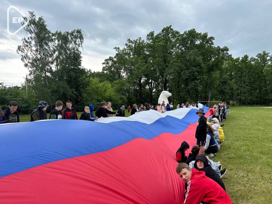 Большой российский флаг, который развернули вместе с жителями Краснодона. Фото Telegram /  Единая Россия. Официально