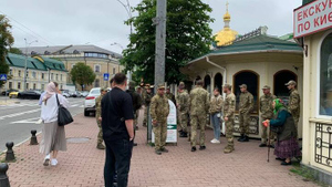 Солдат ВСУ везли для массовки в храм ПЦУ, но по ошибке доставили к лаврскому храму УПЦ