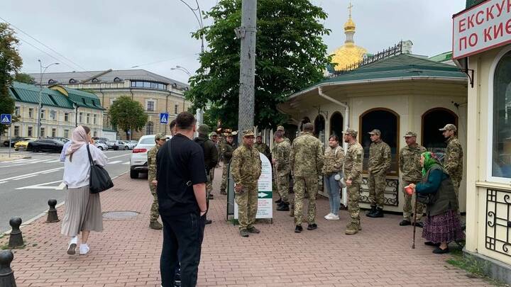 Предназначенных для массовки бойцов ВСУ по ошибке привезли на богослужение в УПЦ. Обложка © Союз православных журналистов