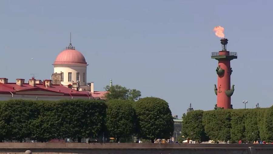 Зажжённый факел одной из Ростральных колонн в Петербурге. Обложка © VK / Телеканал "Санкт-Петербург"