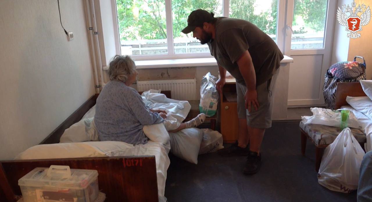 Жители Херсонской области, оказавшиеся в ПВР из-за разрушения Каховской ГЭС. Фото © Telegram / Минздрав России