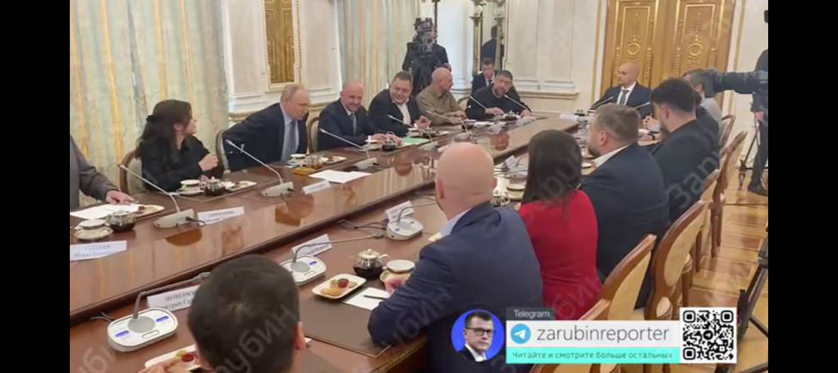 Опубликовано видео со встречи Путина с ведущими военкорами страны