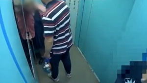 Тюменец дважды избил и вышвырнул бабушку из лифта, но соседи не спешат её защищать