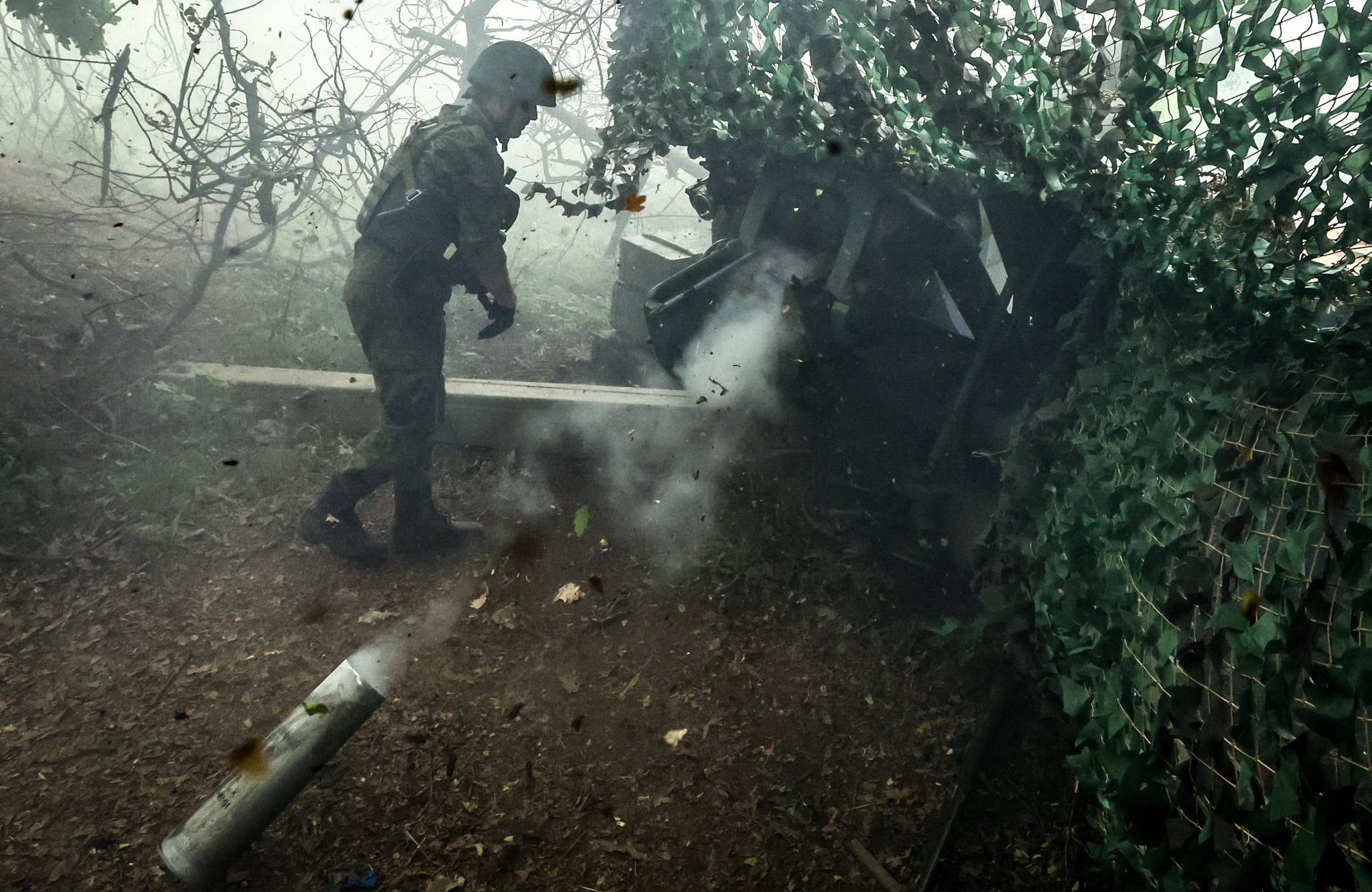 Боевая работа артиллерийских расчётов 122-мм гаубицы. Фото © ТАСС / Красильников Станислав