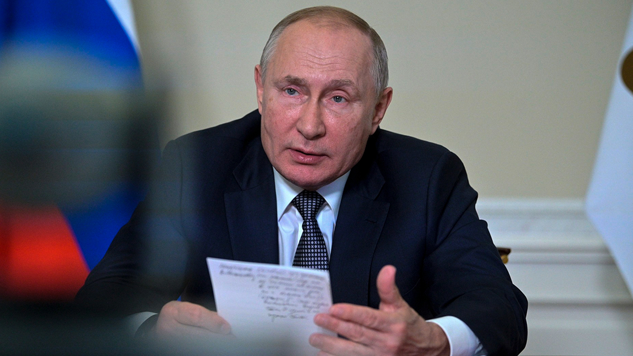 Путин общается с военкорами