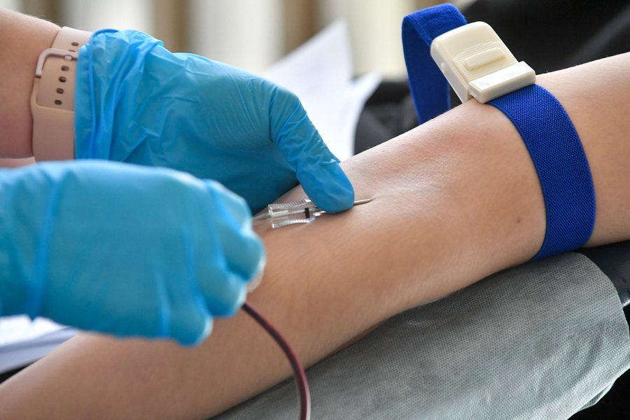 Если сдавать кровь регулярно, можно получить звание Почётного донора. Фото © Агентство "Москва" / Сергей Киселёв