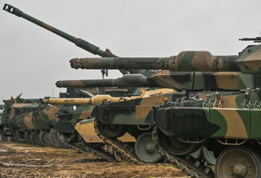 Американские танки Abrams, немецкий Leopard и AHS Krab, 155-мм самоходная гусеничная пушка-гаубица, совместимая с НАТО. Обложка © Getty Images / Artur Widak / NurPhoto
