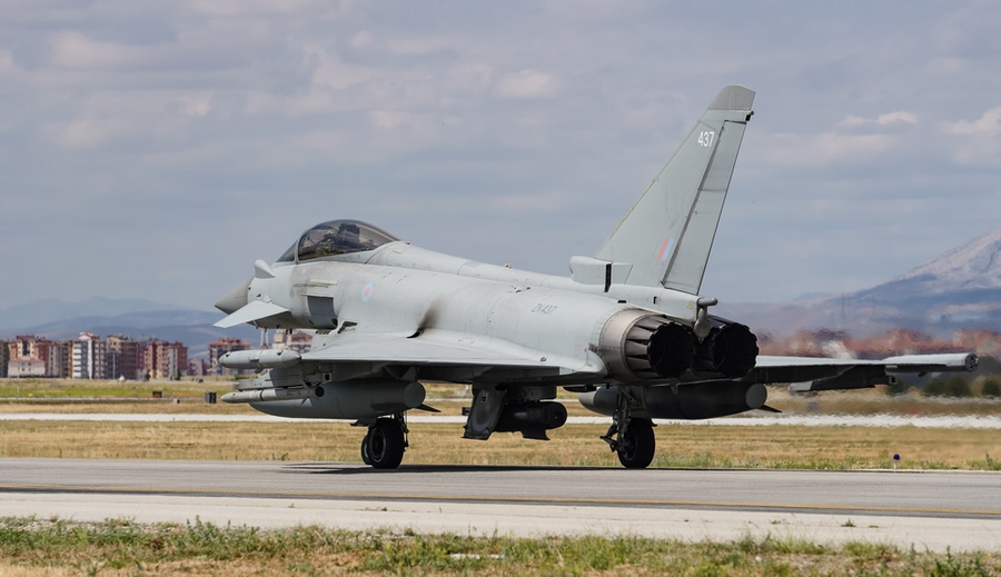 Истребитель Eurofighter Typhoon. Обложка © Shutterstock